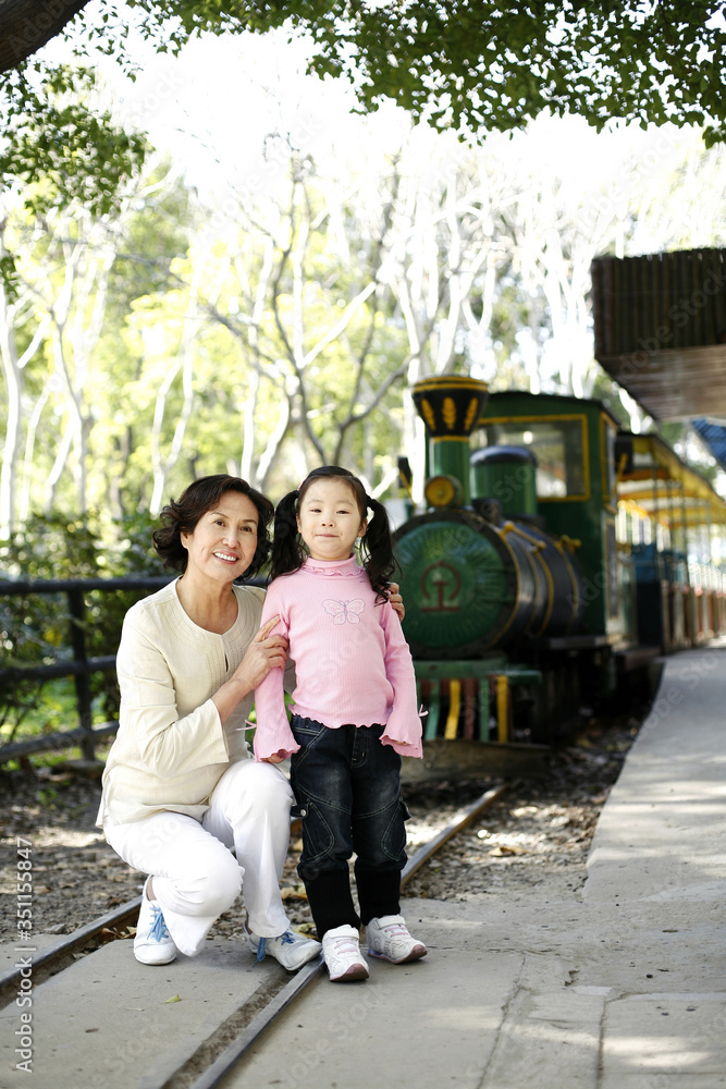 Obraz premium Woman posing with her granddaughter