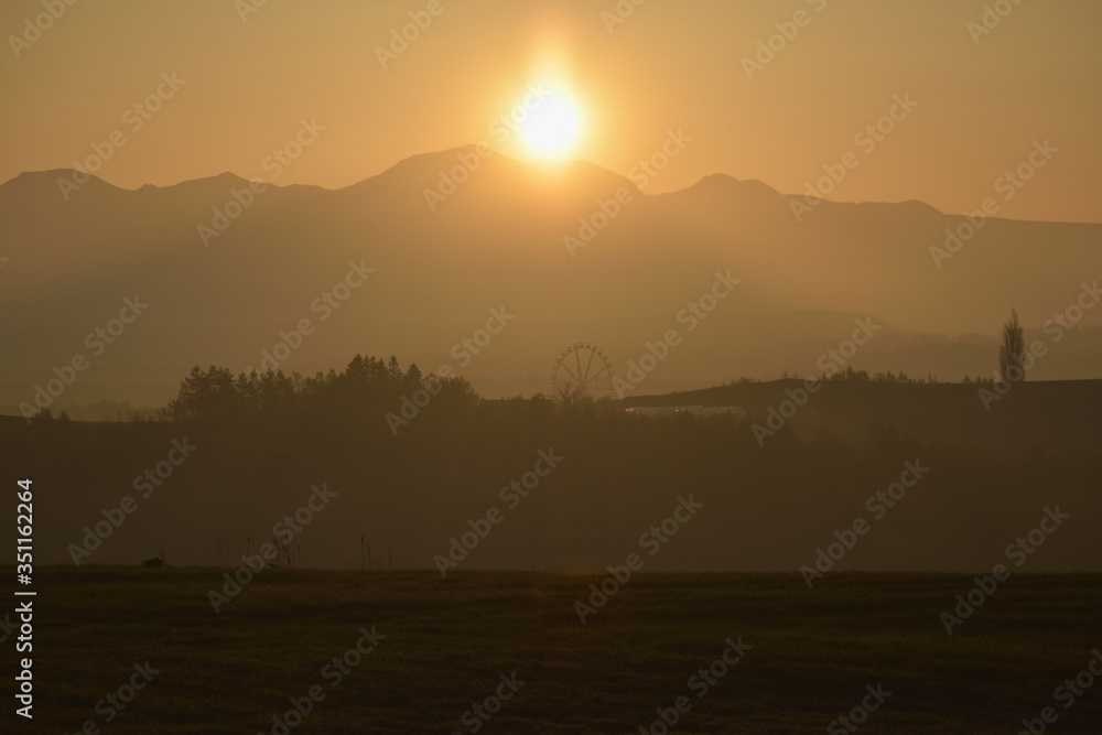 上富良野　朝日と丘の風景
