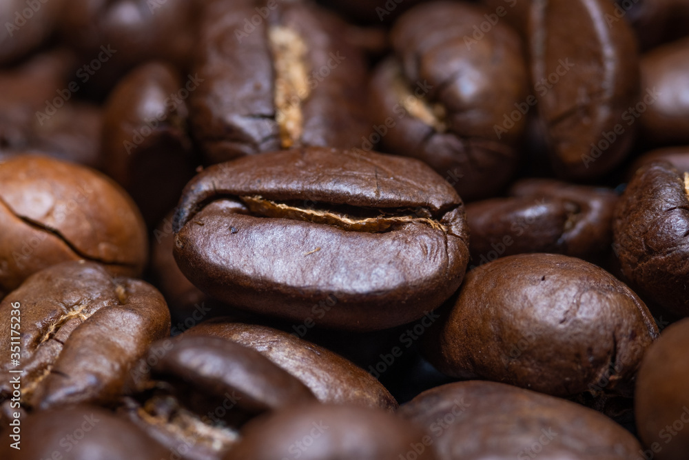 Naklejka premium Coffee on a dark background