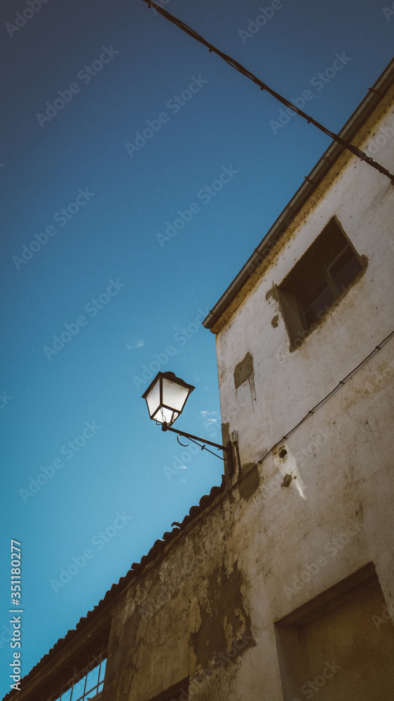 Farola iluminada por el sol en el pueblo de El Barco de Avila en la sierra de Gredos