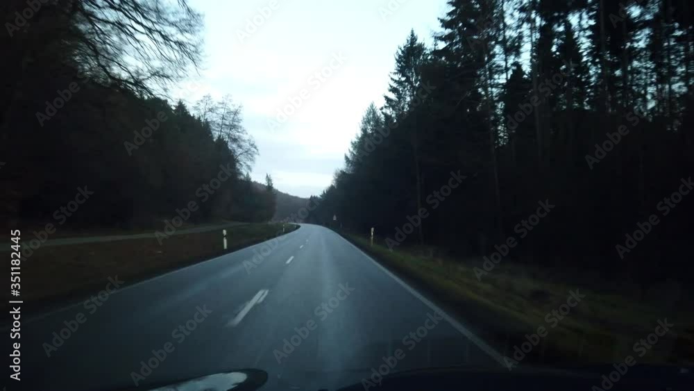 Fahrt durch ein Tal Fahrt durch ein Tal