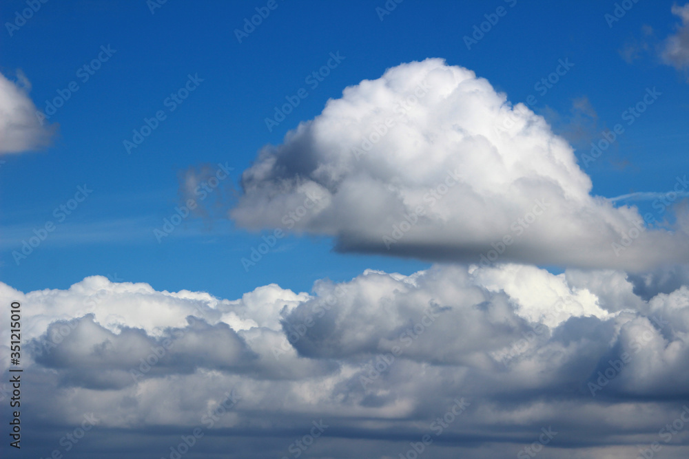 Nubes blancas y grises esponjosas con el cielo de fondo Nubes blancas y grises esponjosas con el cielo de fondo
