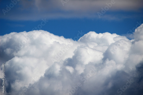 Fototapeta Naklejka Na Ścianę i Meble -  Nubes blancas y grises esponjosas con el cielo de fondo