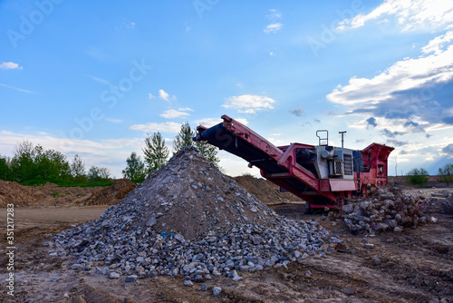 Fotografía Mobile Stone Jaw crusher machine for crushing concrete into gravel and subsequent cement production