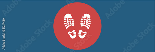 Stai qui. Simbolo impronta di piedi con scarpe da lavoro per il distanziamento sociale. Distanza coronavirus.  photo