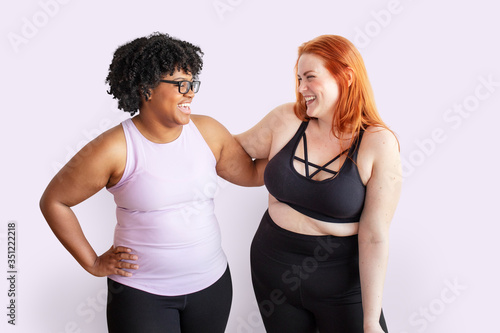 Happy women at the gym © rawpixel.com