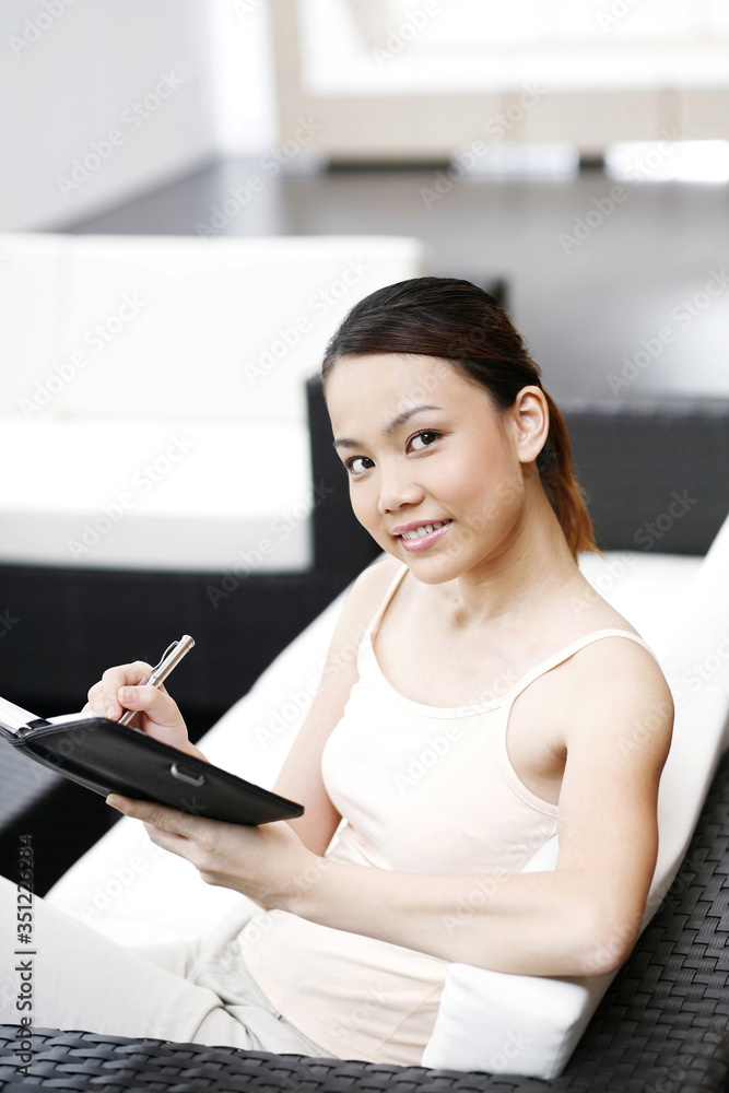 Obraz premium Woman writing diary