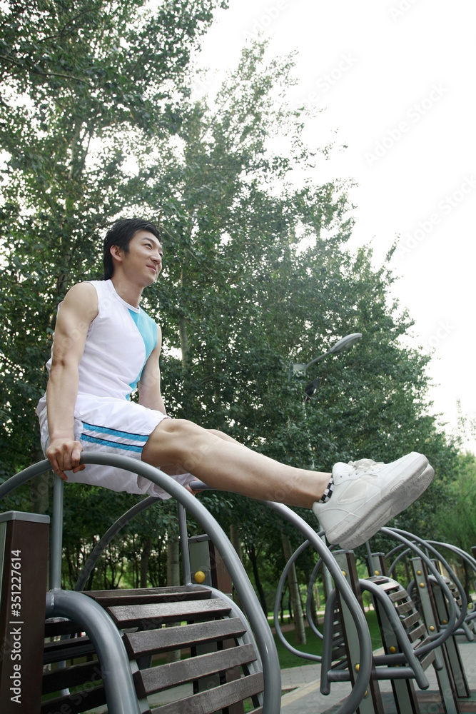 Obraz premium Man balancing on metal bar