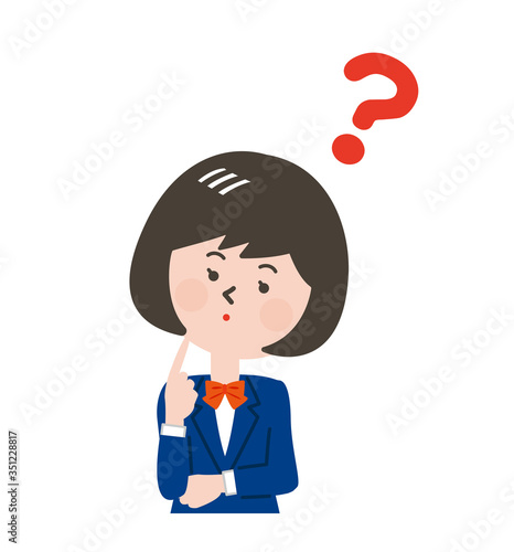 腕組みをして考える女子学生の上半身