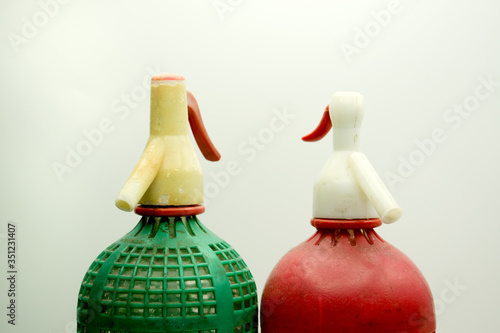 Obraz na plátně Sifón de soda para vermut vintage de color verde y color rojo