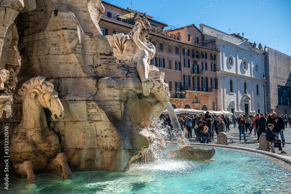 lazurowa woda w fontannie w Rzymie - obrazy, fototapety, plakaty 