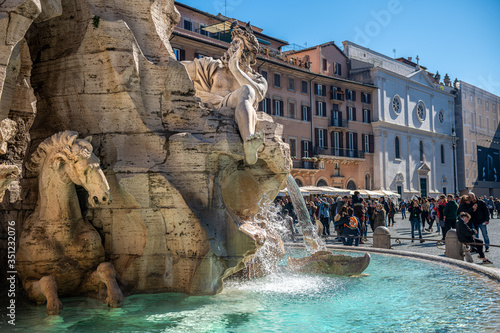 lazurowa woda w fontannie w Rzymie photo