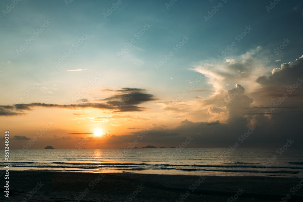 Obraz premium Beautiful sunrise, sunset of the sun through the clouds