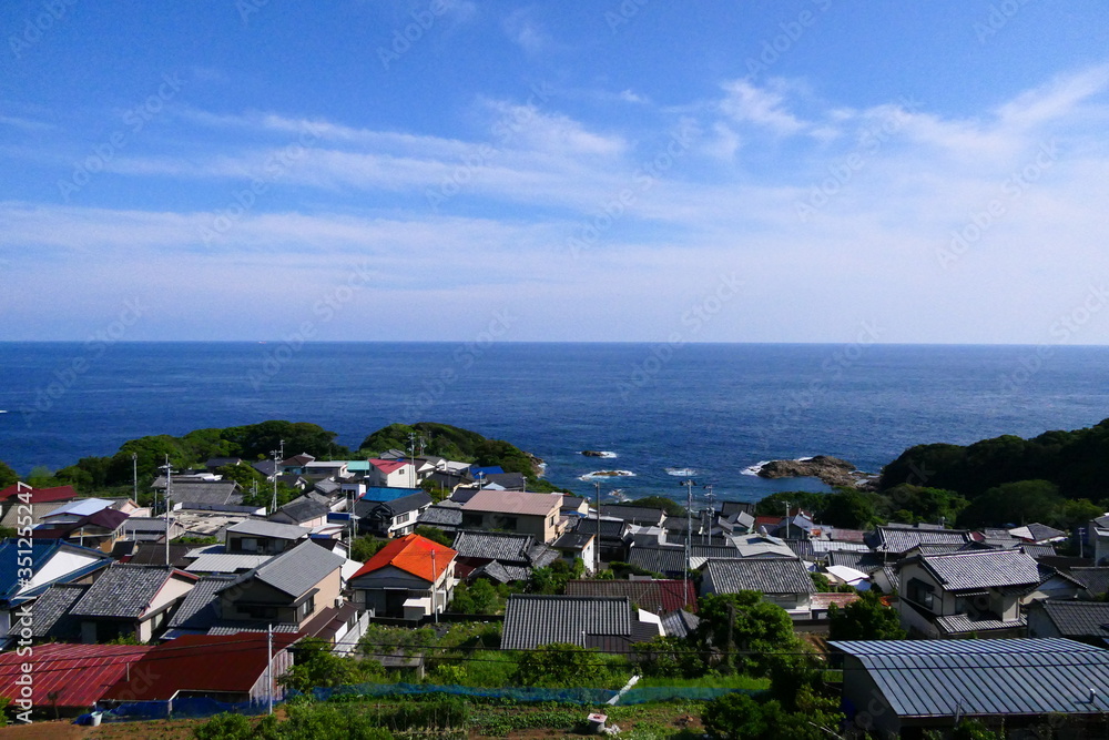 海岸沿いの集落より太平洋を望む。土佐清水、高知、日本。6月上旬。