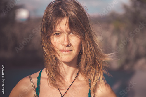 Billede på lærred No makeup naturalist wild beautiful woman looking to camera in a meadow