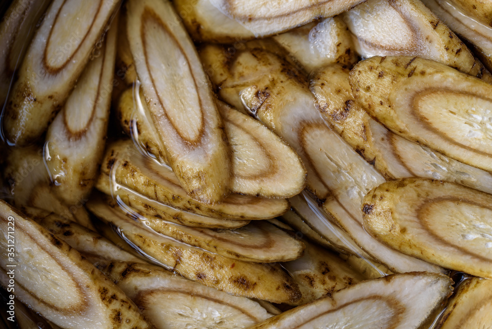 Slices of edible burdock, eliminate bitterness Slices of edible burdock, eliminate bitterness