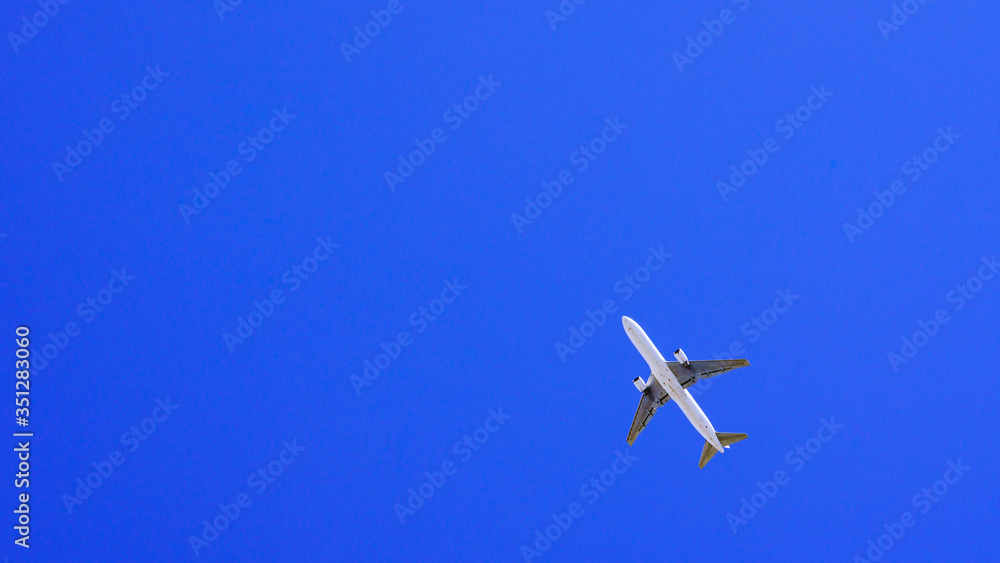 Fototapeta premium 飛行機 青空 低空飛行 夏 夏休み 旅行 バカンス