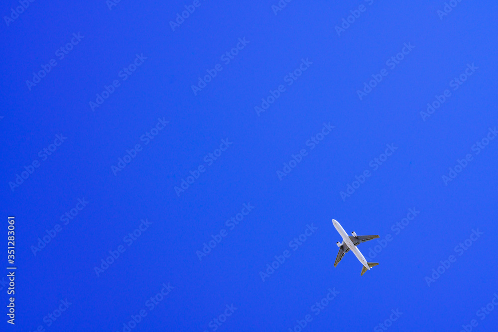 飛行機 青空 低空飛行 夏 夏休み 旅行 バカンス 飛行機 青空 低空飛行 夏 夏休み 旅行 バカンス