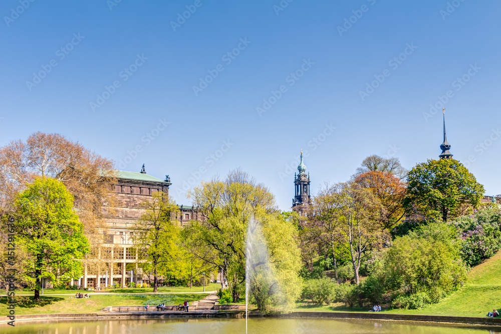 Der Zwingergarten in Dresdem und im Hintergrund die historische Semperoper