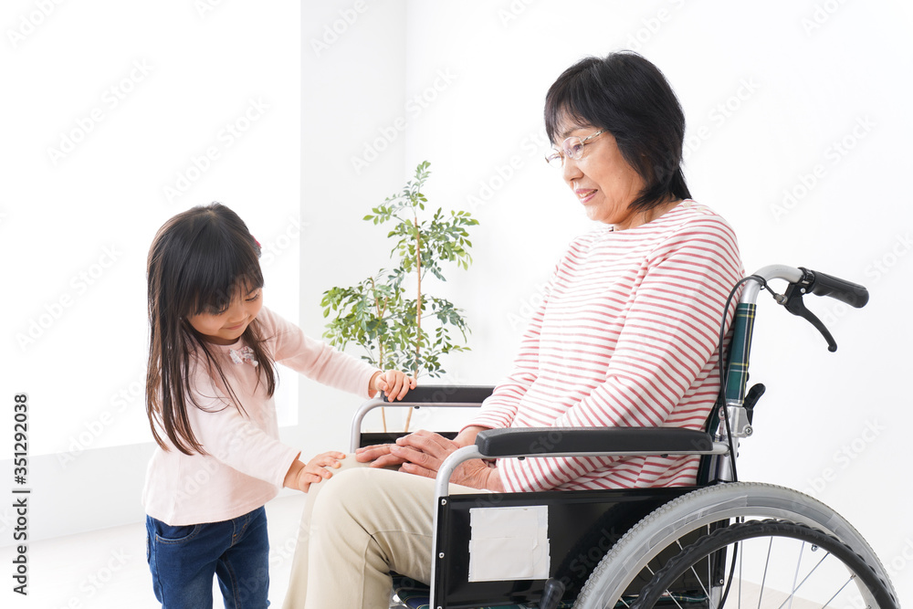 車椅子に乗るおばあちゃんと女の子