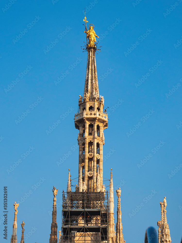 Detalle de la figura en piedra de la Madonnina en la catedral de Milan Detalle de la figura en piedra de la Madonnina en la catedral de Milan