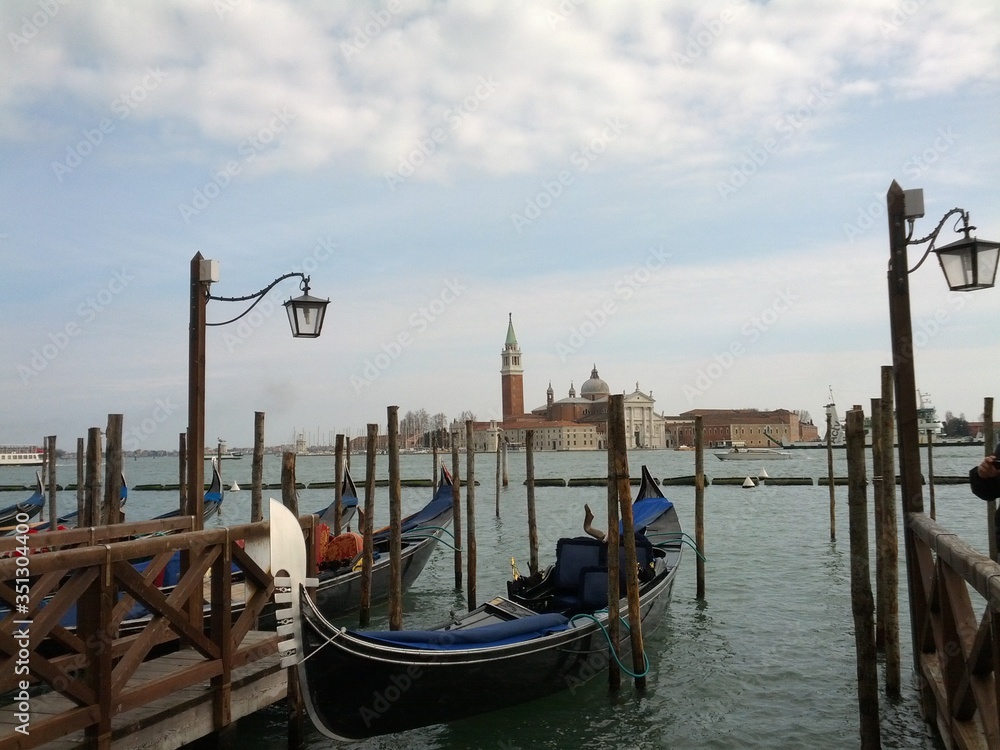 foto della laguna di venezia italia dal molo attracco e partenza gondole turistiche