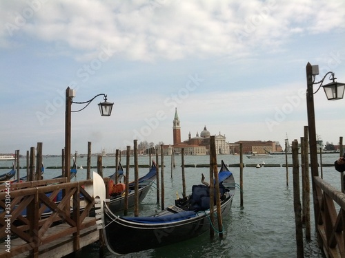 foto della laguna di venezia italia dal molo attracco e partenza gondole turistiche