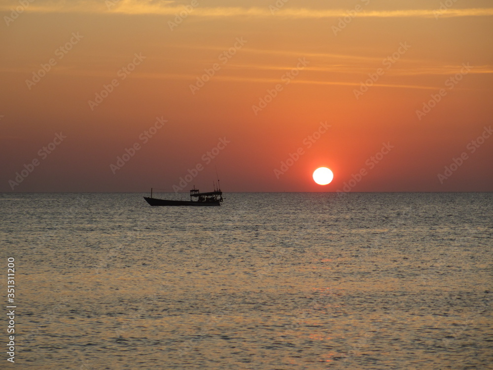 Mare con barca al tramonto