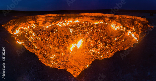 Fotobehang Darvaza (Derweze) gas crater (called also The Door to Hell) in Turkmenistan
