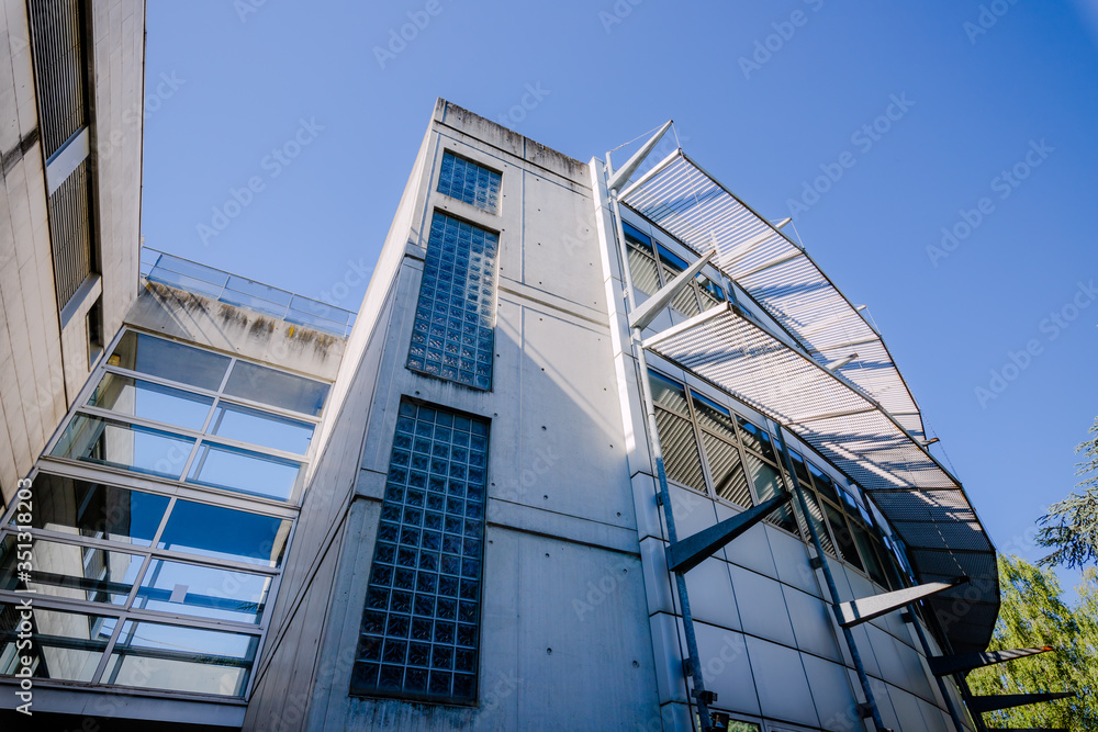 Fototapeta premium Bâtiment dans le quartier des gratte-ciel à Villeurbanne