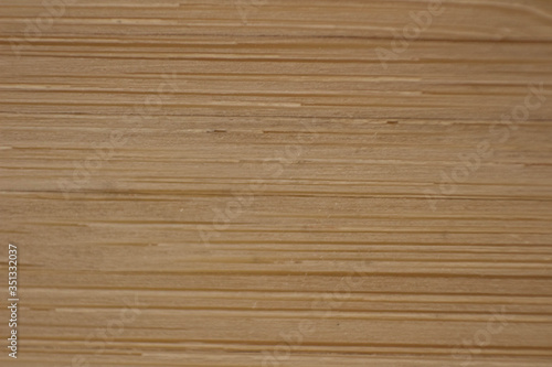 Sklejka z różnokolorowych kawałków drewna, zbliżenie na drewnianą podkładkę 