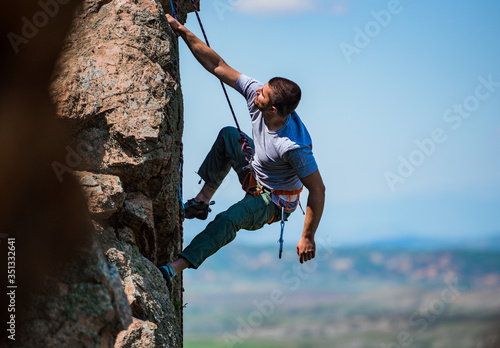 Strong man climbs the rock
