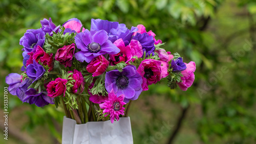 Obraz na płótnie Pink, Purple & Red Cut-flower bouquet in vase. w salonie