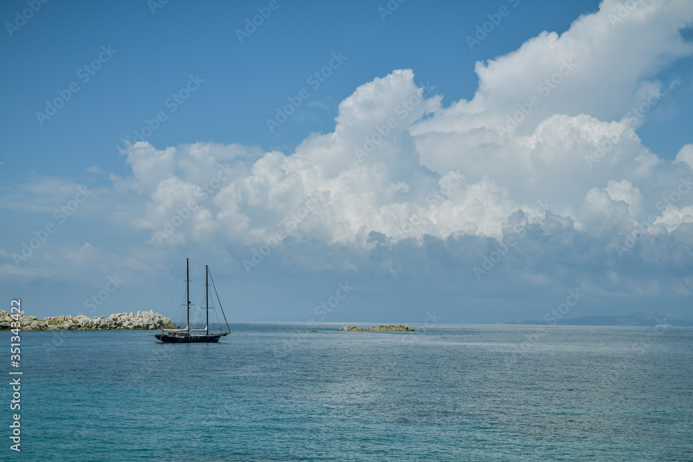 Φωτογραφία Beautiful boat close to Santa Teresa Gallura in Sardinia, Italy