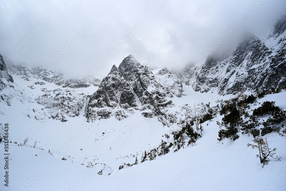 Obraz premium Winter mountain landscape in Polish and Slovak Tatra mountains.