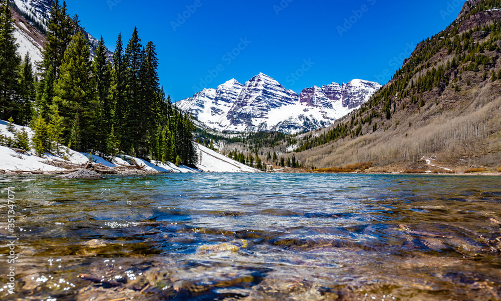Obraz premium Maroon Bells lake in Spring scenic destination in Colorado