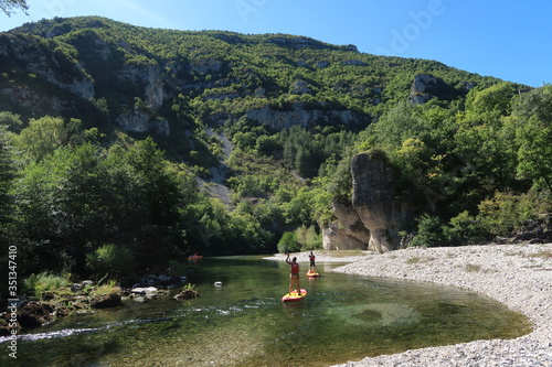 Konstfotografi Tourists paddling on the river of Gorges du Tarn in France