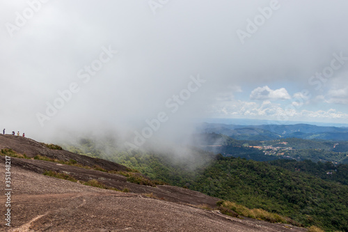 Serra da Mantiqueira com névoa em Monte Verde, MG, Brasil.
