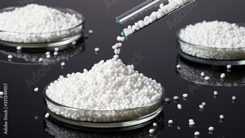 Tableau sur toile Closeup of a white plastic polymer grain