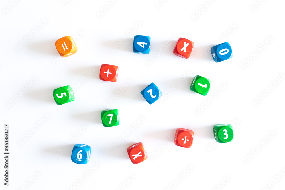 Giochi matematici con i numeri, sfondo bianco. Giochi matematici con i numeri, sfondo bianco.