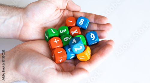 Wallpaper Mural Giochi matematici con i numeri, sfondo bianco. Torontodigital.ca