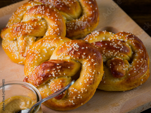 Fotografie delicious and tasty homemade sweet and salty soft pretzels
