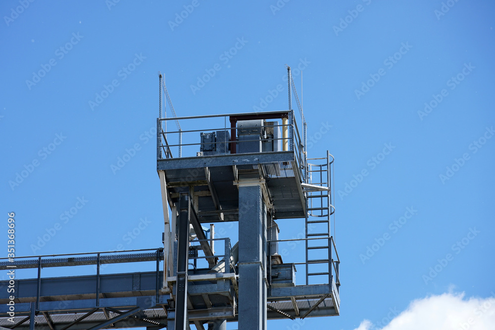 Naklejka premium Crane in an industrial port on the Danube in Bavaria photographed in spring