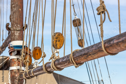 Fotografía Pulleys, ropes, and mast of an old sailing yacht
