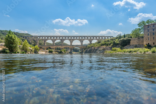 Frankreich, Okzitanien, Remoulins, Pont du Gard aus dem Fluss photo