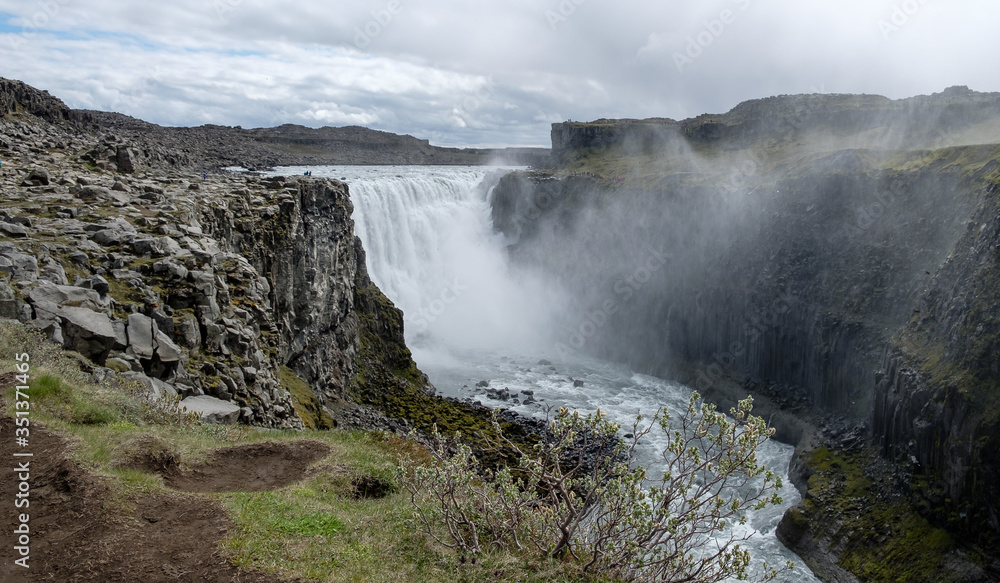 Island, Norðurþing, Dettifoss, 45 m donnern die mächtigen Wassermassen in den Kessel Island, Norðurþing, Dettifoss, 45 m donnern die mächtigen Wassermassen in den Kessel