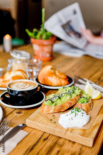 Deutschland, Berlin, Frühstück in einem Café in Berlin