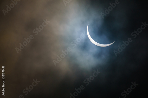 Indonesien, Maluku Utara, Kabupaten Halmahera Timur, Mond am Nachthimmel auf Nord-Molikken