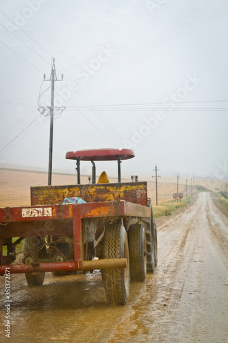 Südafrika, Westkap, Cape, Garden Route, rund um Cape Town. Ein regnerischer Tag, Mit dem Traktor unterwegs photo