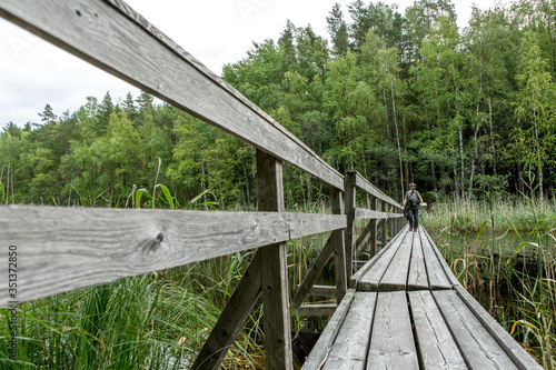 Finnland, Linnansaari Nationalpark, Wanderung im Linnansaari Nationalpark. Erreichbar mit dem Boot von Oravi aus., Brücke über den Fluss